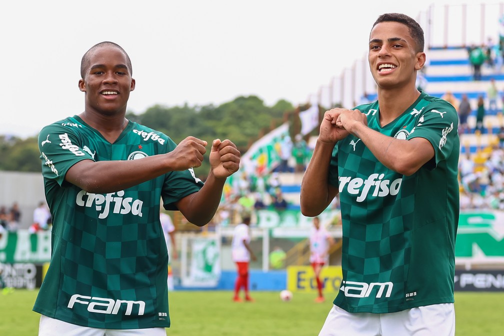 Endrick e Giovani durante a vitória do Palmeiras na Copa São Paulo — Foto: Marcello Zambrana/AGIF