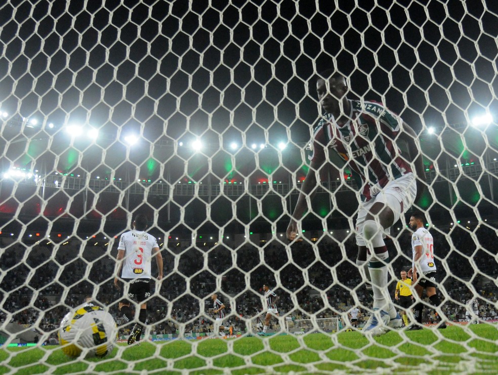 Luiz Henrique busca bola após marcar gol para o Fluminense — Foto: André Durão