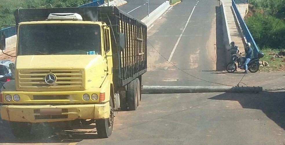 Caminhão derrubou o poste no Jardim Sabará, em Presidente Prudente (Foto: Manuel Messias/Cedida)