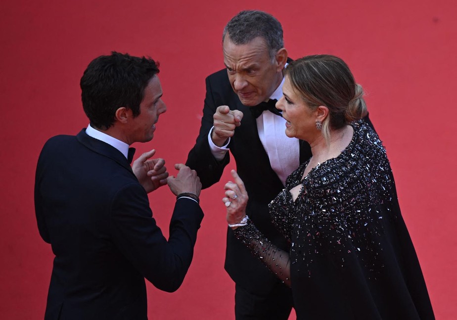 Com a mulher, Rita Wilson, Tom Hanks aparece irritado com homem no Festival de Cannes