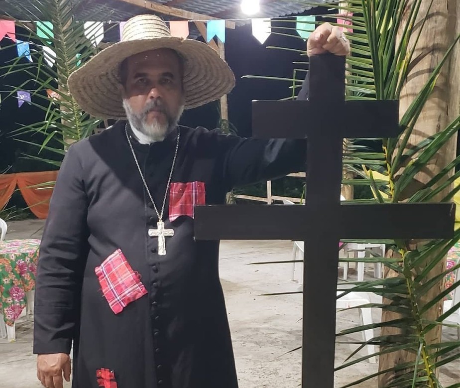 Padre Kelmon em roupas de festa junina