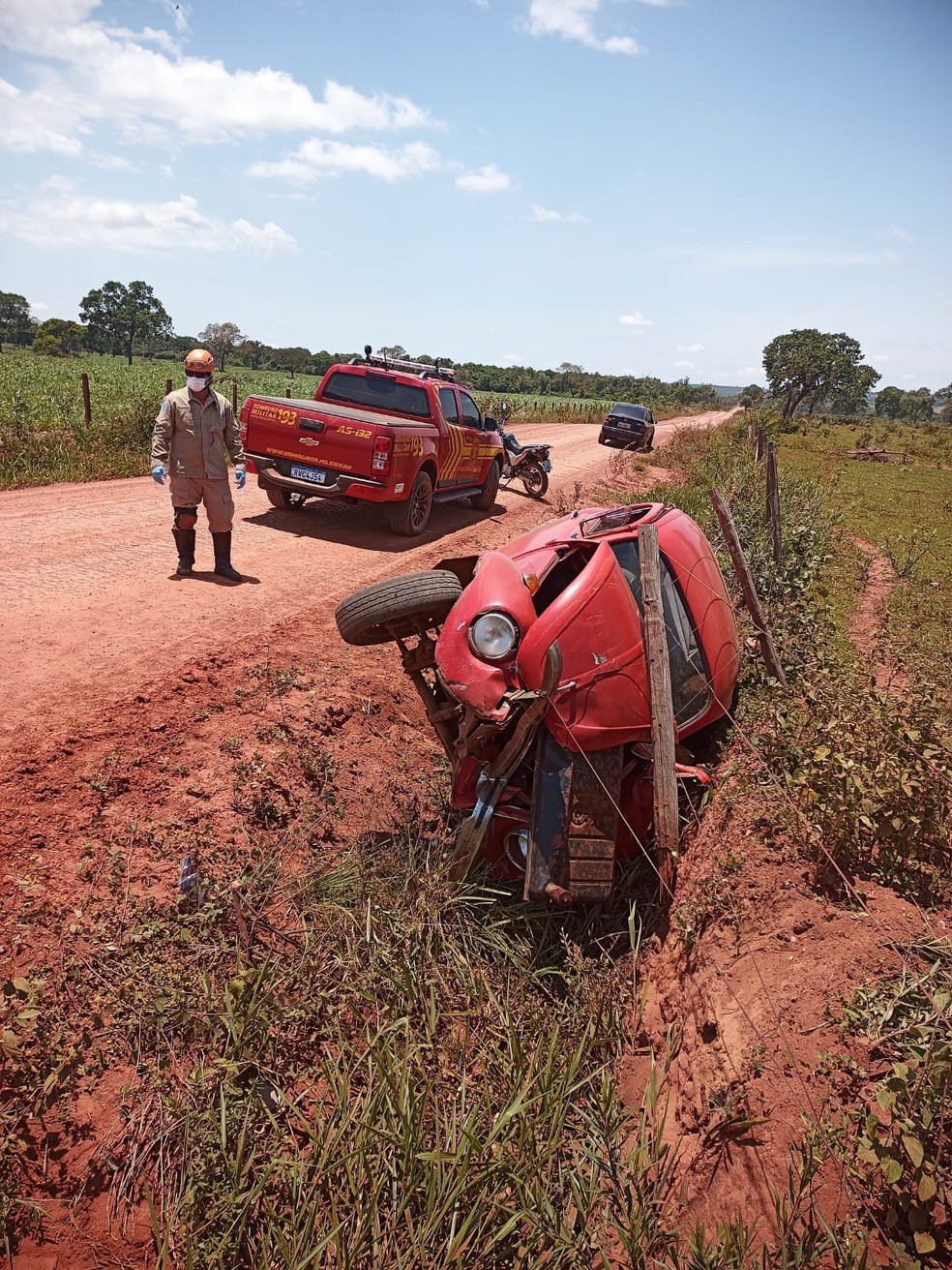 Carro ficou completamente destruído depois de acidente — Foto: Corpo de Bombeiros Militar/Divulgação