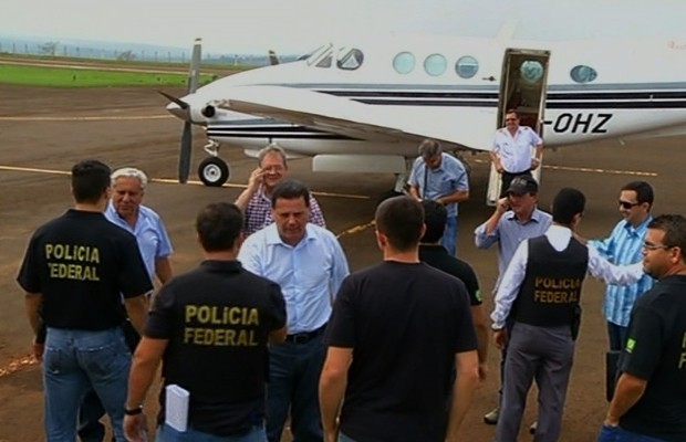 Policiais federais vistoriaram avião do candidato a reeleição Marconi Perillo em Jataí, Goiás (Foto: Reprodução/TV Anhanguera)