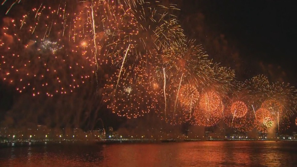 No réveillon de 2023 queima de fogos em Copacabana terá duração de 12 minutos — Foto: Reprodução/TV Globo 