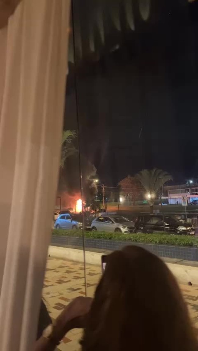 Bolsonaristas radicais colocam fogo em veículos no DF