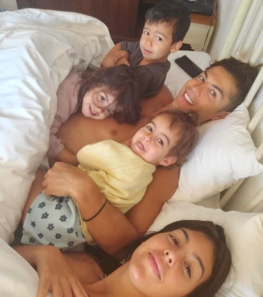 Cristiano Ronaldo com três de seus quatro filhos e sua namorada, Georgina Rodriguez, durante a quarentena (Foto: Instagram)