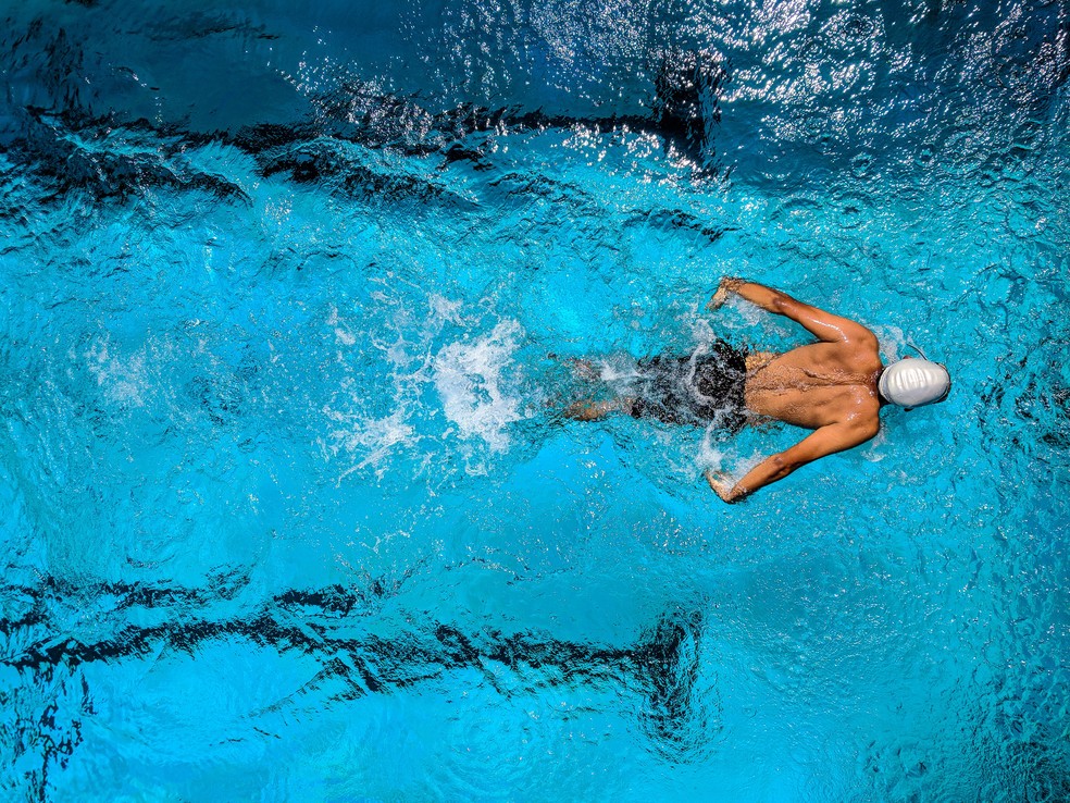 Natação é um excelente esporte para quem tem varizes ou tendência genética para o problema, que também afeta homens — Foto: Pexels
