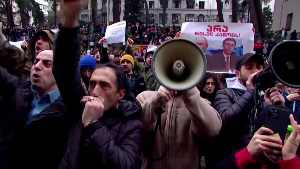 Manifestantes pedem que parlamento não aprove 'lei russa' na Geórgia em 6 de março de 2023 — Foto: Reuters/Reprodução