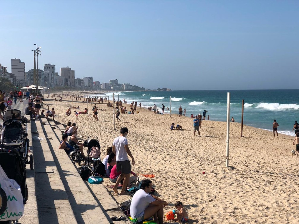 Banhistas na Praia do Leblon — Foto: Jorge Soares/G1