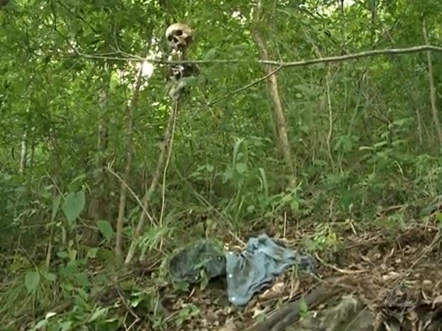 Crânio estava espetado em um vara ao lado da ossada, no alto de uma serra em Pirpirituba, PB (Foto: Reprodução/ TV Cabo Branco)