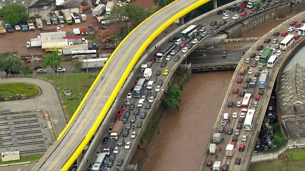 Chuva alaga vias e bloqueia trânsito em SP — Foto: Reprodução/TV Globo