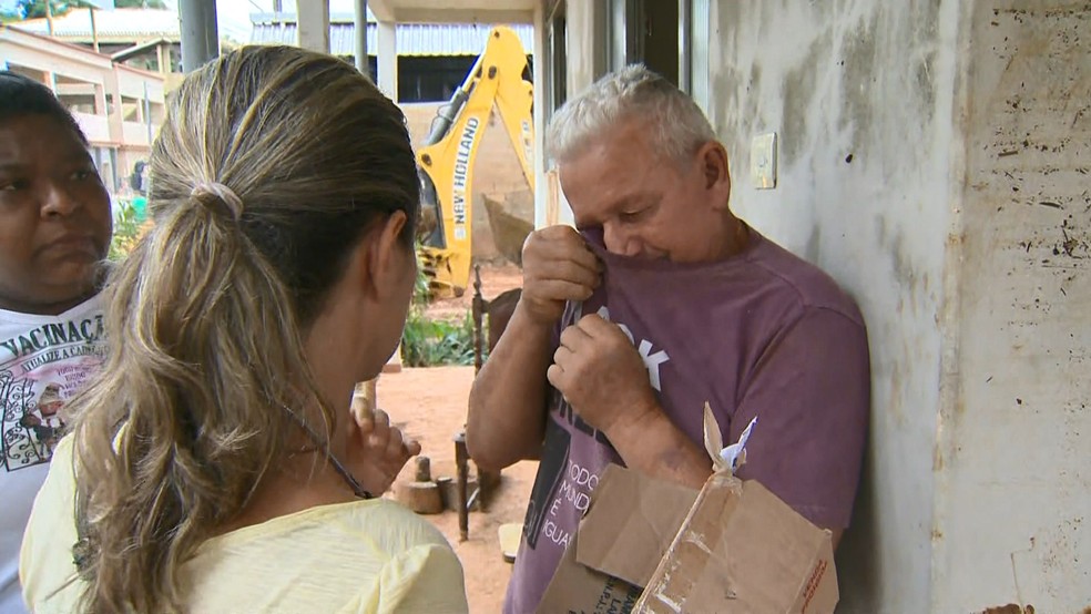Seu José Luiz se emociona ao lembrar da situação que ele e a esposa passaram — Foto: Reprodução/TV Gazeta