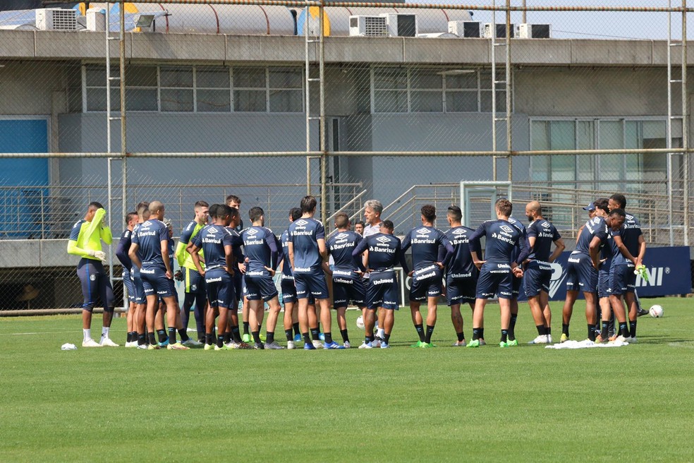 Grêmio tem número absurdo de meias no elenco para 2023; Confira