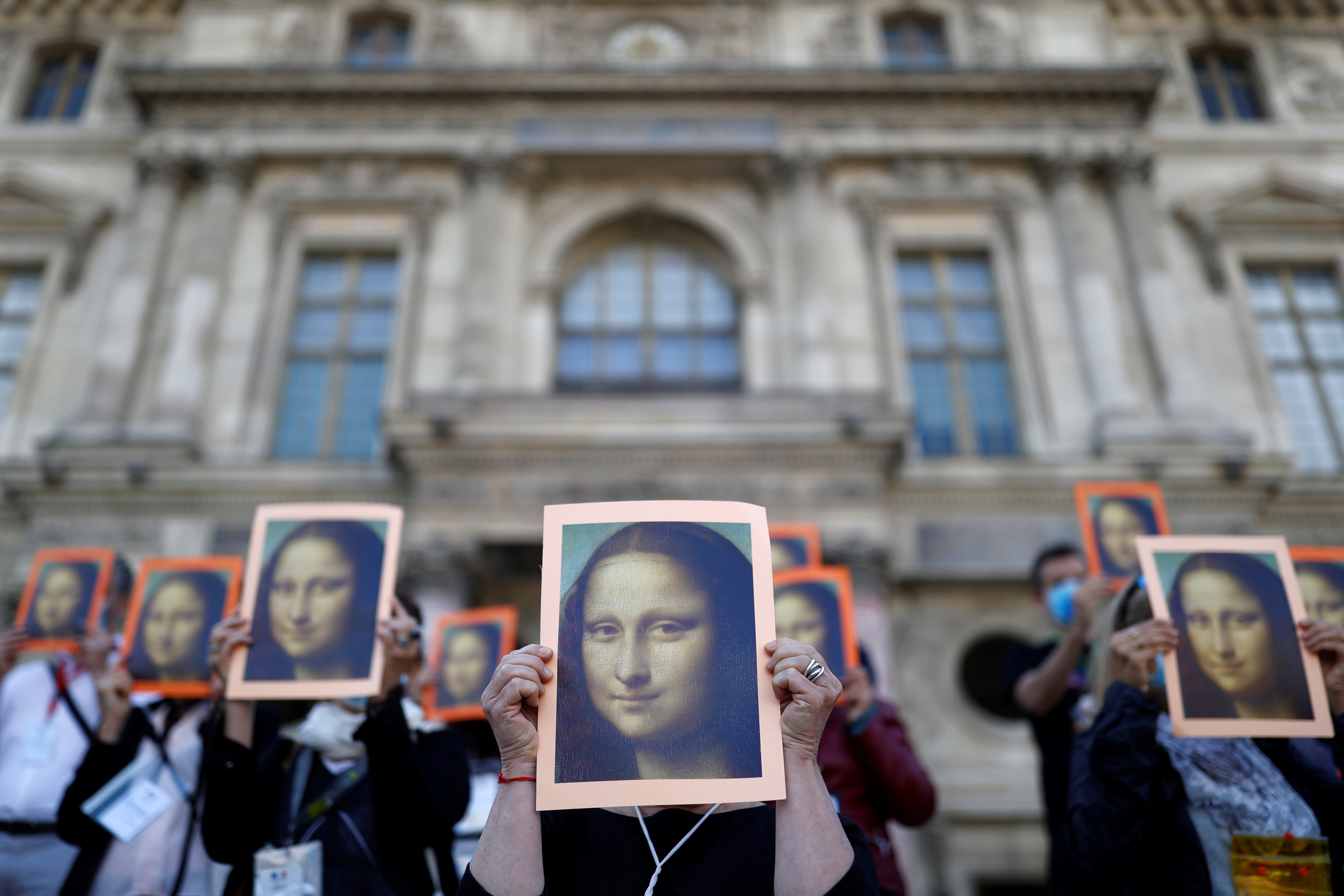 Guias turísticos de Paris protestam por apoio do governo da França após crise no setor causada pela pandemia thumbnail