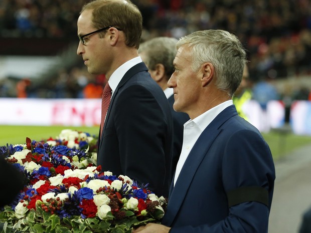 O príncipe William e o técnico da seleção francesa, Didier Deschamps, carregam coroas de flores em homenagem aos mortos nos atentados de Paris antes do início do amistoso entre Inglaterra e França, no estádio de Wembley, em Londres, na terça (17) (Foto: Action Images via Reuters/John Sibley )