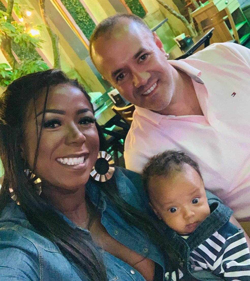 Adélia Soares posa com o marido, Alexandre, e o filho Alezinho — Foto: Arquivo pessoal