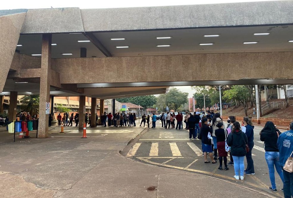 Mutirão de pacientes da fila de cirurgias do SUS para avaliação pré-operatória no HC da Unicamp em 3 de setembro — Foto: Elaine Ataide/Divulgação