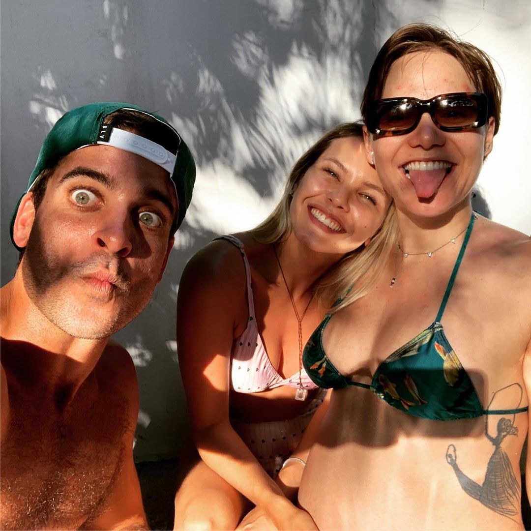 Louise DTuani e Richard De Mattos com Letícia Colin (Foto: Reprodução/Instagram)