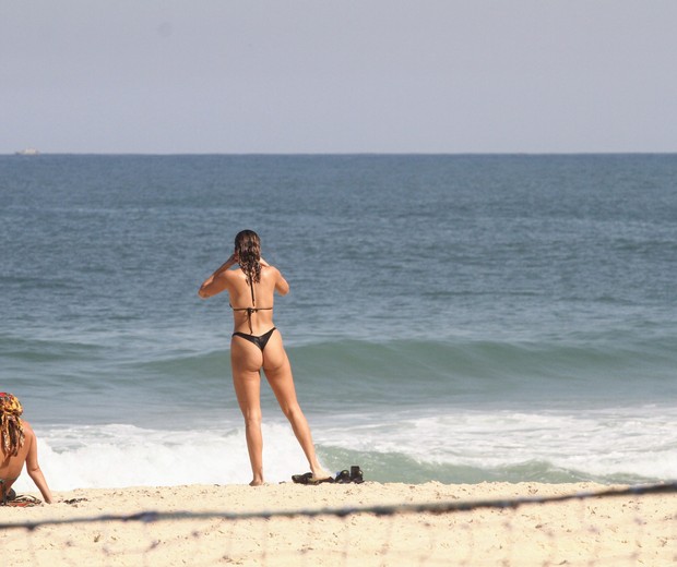 Laura Fernandez aproveita dia em praia carioca (Foto: Daniel Delmiro/AgNews)