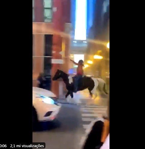 Manifestante rouba cavalo da polícia em protesto nos EUA  (Foto: Reprodução )
