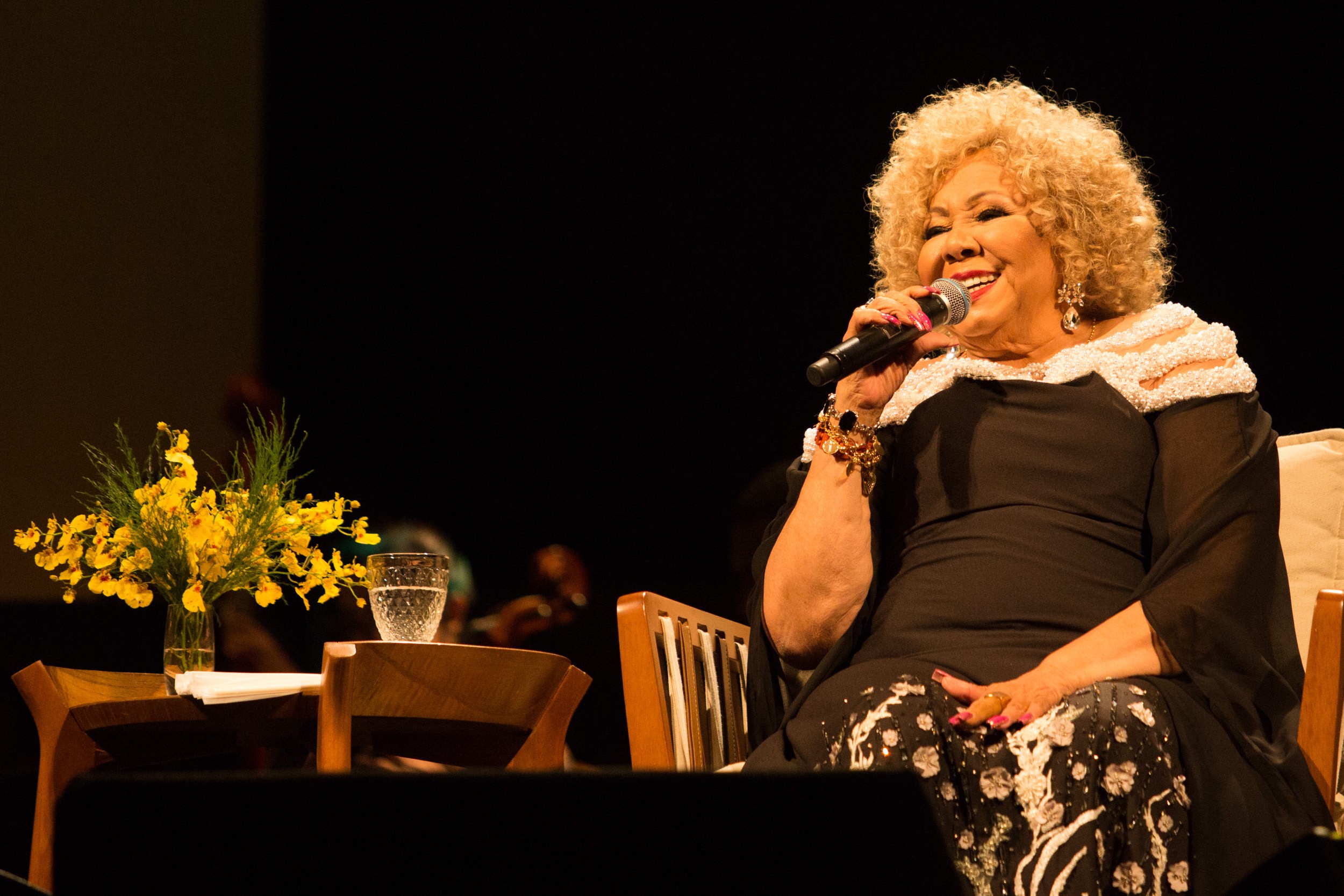 Alcione resume 50 anos de carreira em show com orquestra e com total fidelidade à alma da artista
