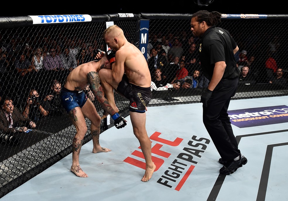 Joelhada certeira fez Cody Garbrandt sofrer no Staples Center (Foto: Getty Images)