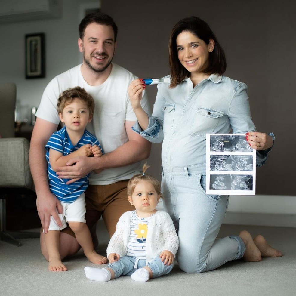 Sabrina Petraglia posa com a família e anuncia terceira gravidez — Foto: Reprodução/Instagram