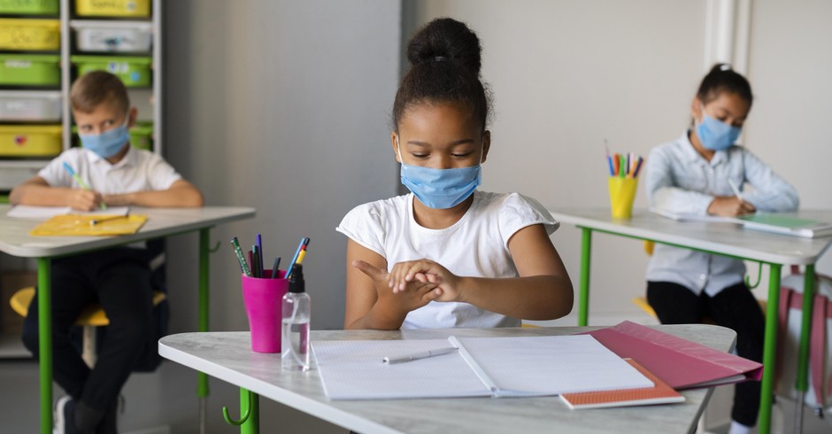 Crianças acima de 2 anos devem usar máscaras na escola, recomenda Academia  Americana de Pediatria - Revista Crescer | Saúde