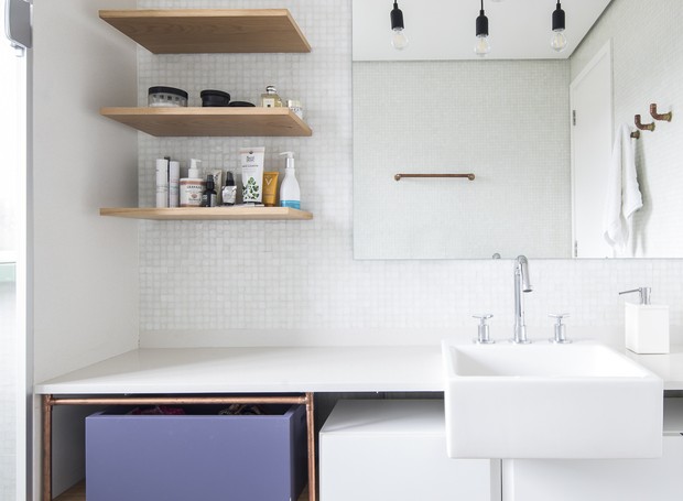 Praticidade clean: branco, uma pitada de lavanda e prateleiras abertas bastam no decor do banheiro (Foto: Maira Acayaba/Divulgação)