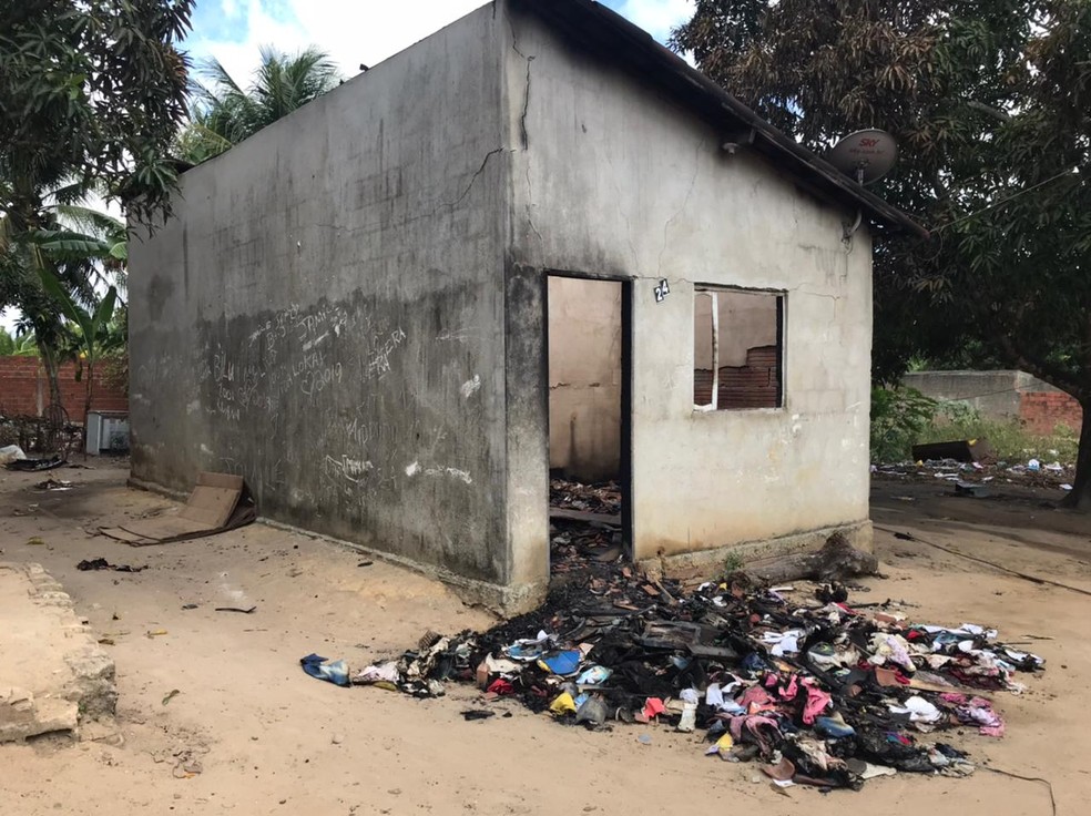 Incêndio destrói casa e objetos de família em Parnamirim — Foto: Carlos Dhaniel/Inter TV Cabugi