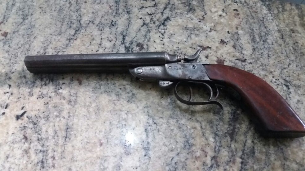 Vítimou tomou a garrucha da adolescente (Foto: Polícia Militar-MT/ Divulgação)
