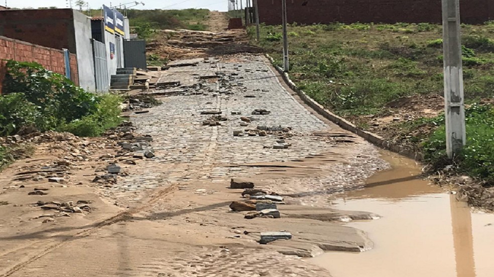 Ruas de vÃ¡rios bairros de Farias Brito ficaram destruÃ­das. â€” Foto: Edson Freitas/TV Verdes Mares