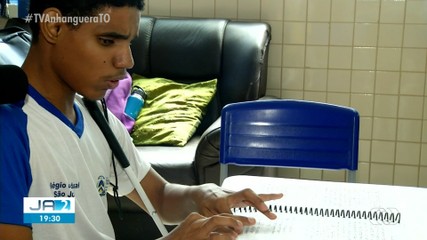 Estudantes cegos falam sobre rotina de estudos e acessibilidade nas escolas e universidade