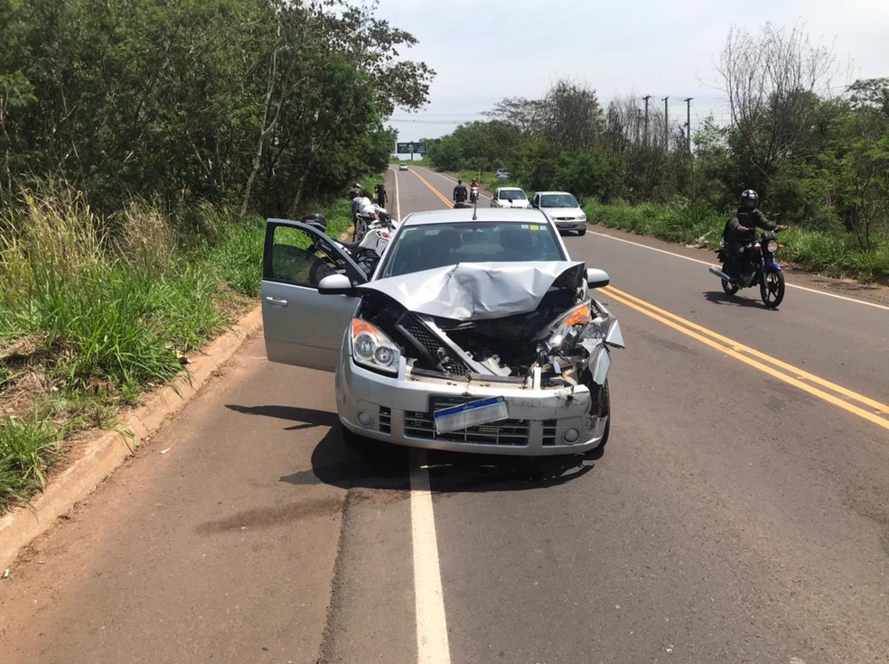Acidente deixou quatro pessoas feridas na Rodovia Ângelo Rena, nesta segunda-feira (17) — Foto: Vinicius Alonso/TV Fronteira