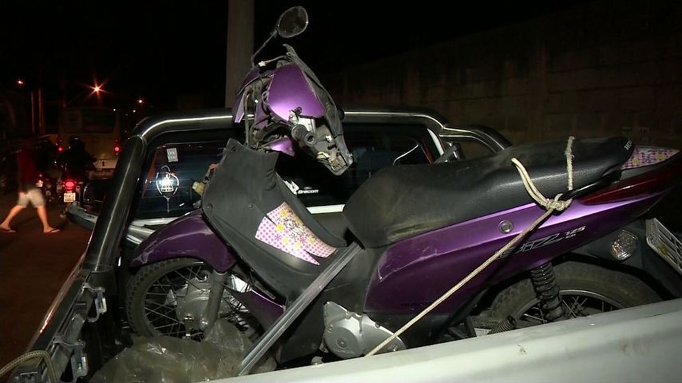 Moto ficou com a frente destruída em acidente em Cachoeiro de Itapemirim (Foto: Reprodução/ TV Gazeta)