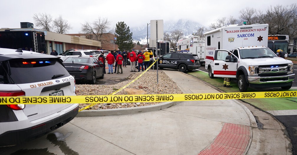 Policiais isolam arredores de mercado em Boulder, Colorado (EUA), após tiroteio nesta segunda-feira (22) — Foto: David Zalubowski/AP Photo