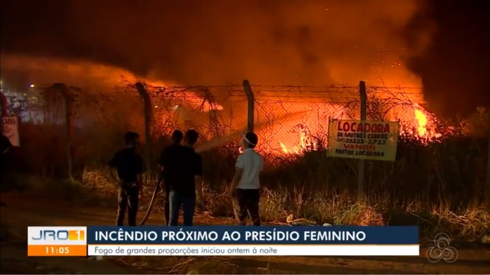 Intensa queimada ao lado de presídio em Porto Velho — Foto: Reprodução/Rede Amazônica