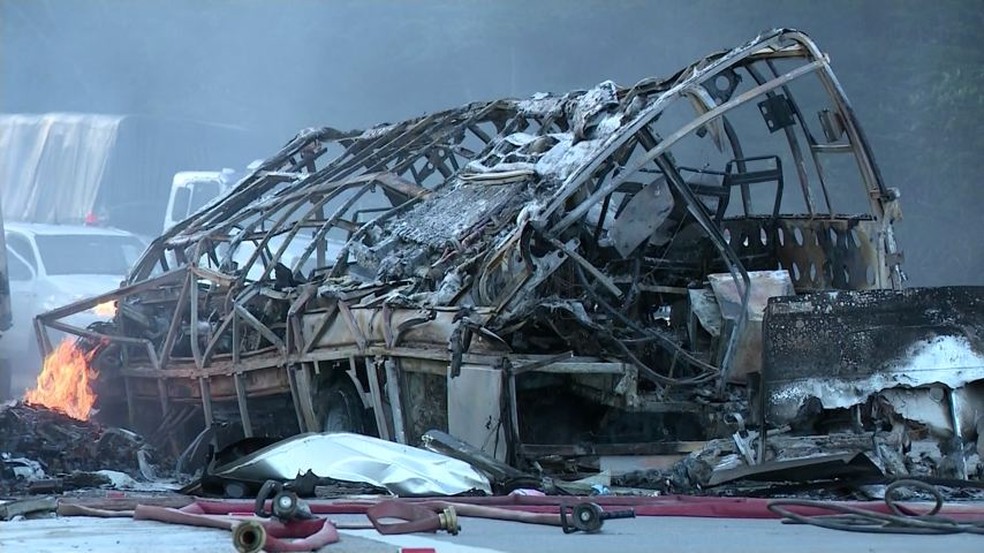 Acidente na BR-101 matou 11 pessoas (Foto: Reproduo/ TV Gazeta)