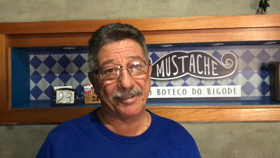 Irenildo Queiroz, o Bigode, mantém um bar e restaurante em Botafogo, na Zona Sul do Rio, há 14 anos — Foto: Daniel Silveira/G1