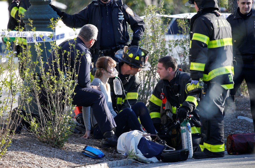 Mulher recebe atendimento após ficar ferida em incidente em uma ciclovia nesta terça-feira (31) em Nova York (Foto: REUTERS/Brendan McDermid)