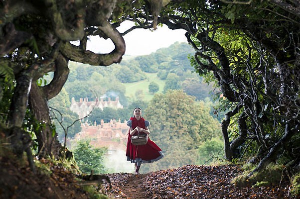 Lilla Crawford como Chapéuzinho Vermelho, em 'Into the Woods' (Foto: reprodução)