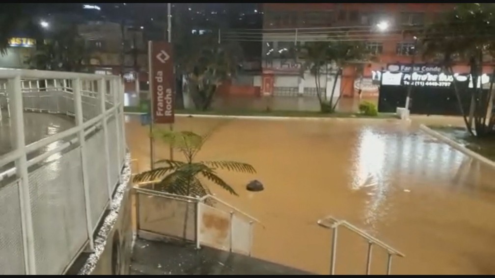 Estação Franco da Rocha ficou completamente alagada na madrugada desta quinta (5) — Foto: Reprodução/TV Globo