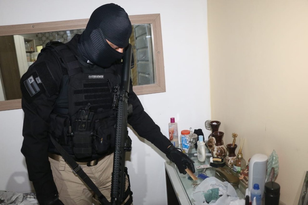 Policial civil durante opera&ccedil;&atilde;o em cidade da Bahia &mdash; Foto:  Alberto Maraux/SSP-BA