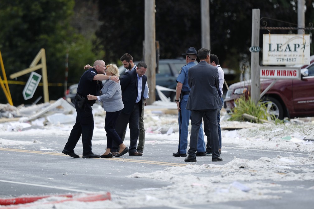 Explosão em Farmington, Maine, deixou um bombeiro morto — Foto: Jacob Gage