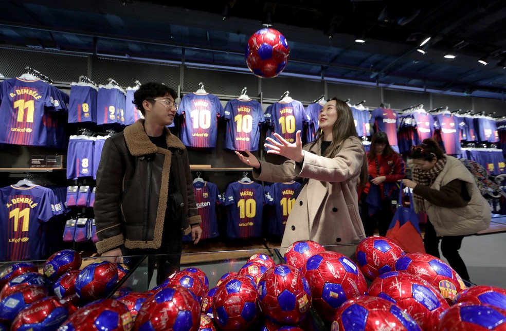 Loja do Barcelona no Camp Nou atrai centenas de turistas diariamente (Foto: Reuters)