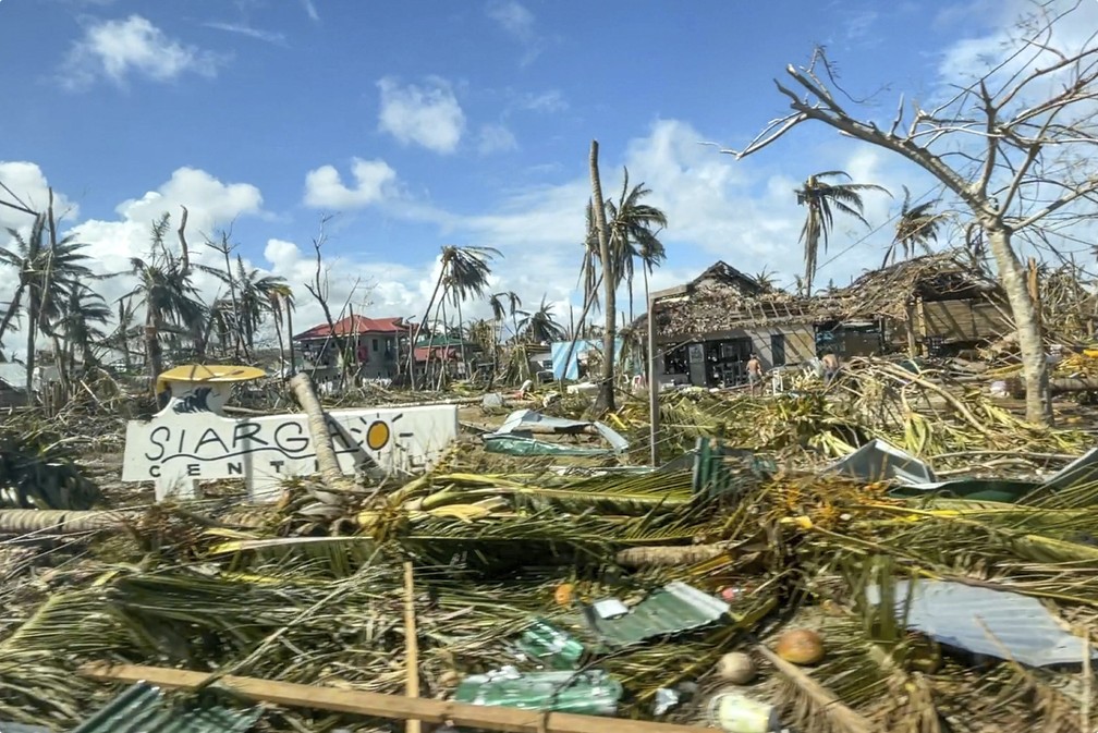 Árvores e estruturas derrubadas durante a passagem do tufão Rai na Ilha Siargao, no sul das Filipinas, no domingo (19) — Foto: Gabinete do vice-presidente das Filipinas via AP