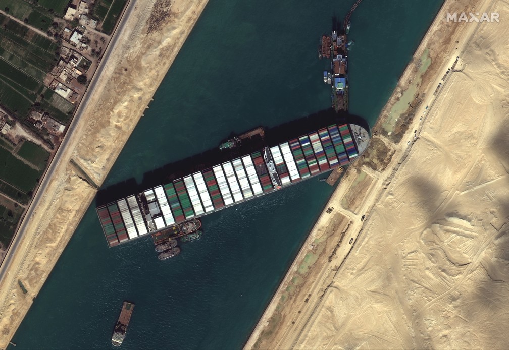 27 de março - Visão de satélite do navio Ever Given encalhado no Canal de Suez, no Egito — Foto: Maxar Technologies/Handout via Reuters