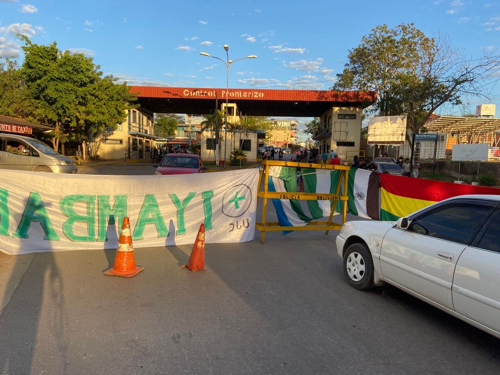 Manifestantes bloquearam a fronteira entre Brasil e Bolívia, em Mato Grosso do Sul — Foto: Jaderson Moreira