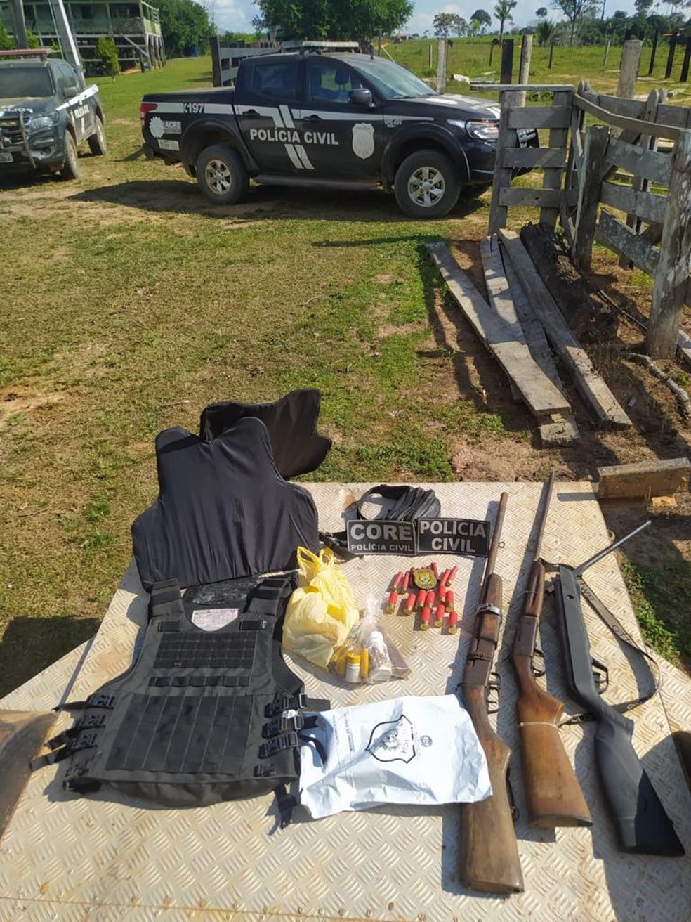Polícia apreendeu armas, munições e colete à prova de balas que, provavelmente, seja das forças de segurança  — Foto: Arquivo/Polícia Civil