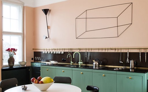 Cozinha rosa injeta ânimo em casa antiga - Casa Vogue